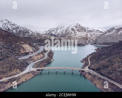 D'en haut de la photo du grand pont sur la côte rocheuse des Asturies, en Espagne Banque D'Images