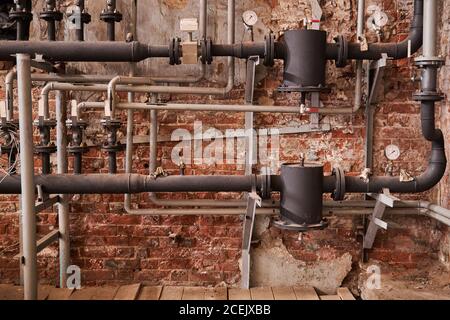 ancien système de chauffage d'un bâtiment industriel avec beaucoup de tuyaux et les manomètres Banque D'Images