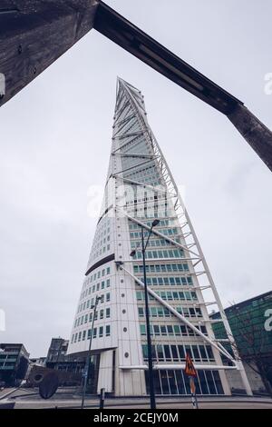 Photo ci-dessous d'un gratte-ciel moderne à taille haute avec un design torsadé en métal blanc, Danemark Banque D'Images