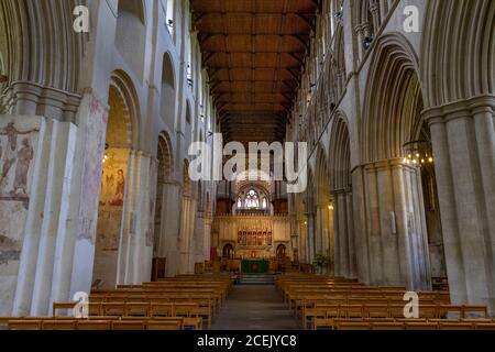 Vue générale sur une partie de la nef vers le sanctuaire de la nef dans la cathédrale St Albans, St Albans, Royaume-Uni. Banque D'Images