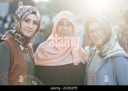 Istanbul, Turquie - août 17 2018 : trois femmes arabes en vêtements traditionnels debout dans la rue en contre-jour Banque D'Images