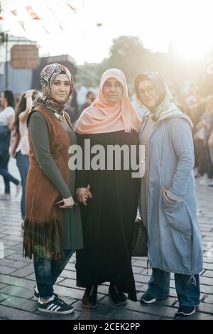 Istanbul, Turquie - août 17 2018 : trois femmes arabes en vêtements traditionnels debout dans la rue en contre-jour Banque D'Images