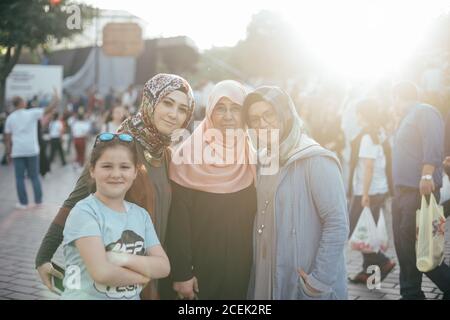 Istanbul, Turquie - août 17 2018 : trois femmes arabes en vêtements traditionnels debout dans la rue en contre-jour Banque D'Images