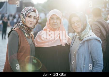 Istanbul, Turquie - août 17 2018 : trois femmes arabes en vêtements traditionnels debout dans la rue en contre-jour Banque D'Images