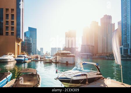 Marina de Dubaï avec jetée d'eau et gratte-ciels modernes, Émirats arabes Unis. Banque D'Images