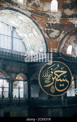 Istanbul, Turquie - juin 17 2018 : d'en haut, des personnes méconnaissables marchent dans l'immense hall de la mosquée Banque D'Images