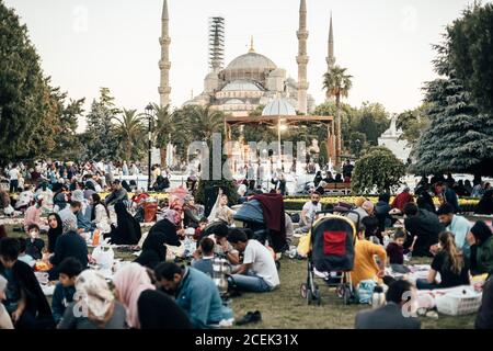 Istanbul, Turquie - août 21 2018 : rue surpeuplée et mosquée d'Istanbul Banque D'Images