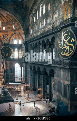 Istanbul, Turquie - juin 17 2018 : d'en haut, des personnes méconnaissables marchent dans l'immense hall de la mosquée Banque D'Images