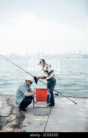 Istanbul, Turquie - août 17 2018 : hommes adultes debout et pêchant depuis un pont Banque D'Images