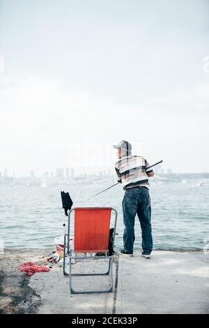 Istanbul, Turquie - août 17 2018 : hommes adultes debout et pêchant depuis un pont Banque D'Images