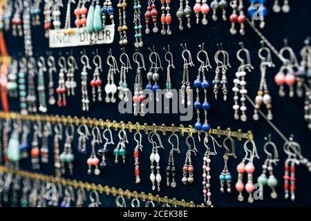 Gros plan de boucles d'oreilles assorties accrochées à la planque sur le marché à Istanbul, Turquie Banque D'Images