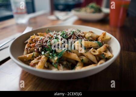 Macaroni bolognaise et sauce à la viande avec tomate et fromage Banque D'Images