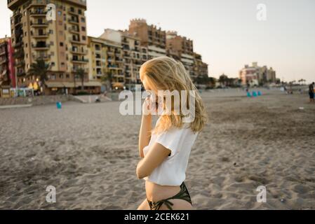 Magnifique femme sur la plage Banque D'Images