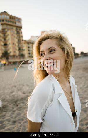 Magnifique femme sur la plage Banque D'Images