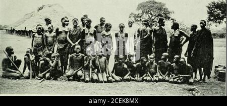 . Service & sport au Soudan ; un bilan de l'administration au Soudan anglo-égyptien. Avec quelques intervalles de sport et de Voyage. Collines.les branches des arbres sur l'une ou l'autre banque pourrait perhapsscratch un steamers peinture, mais je pense que l'on pourrait pénétrer beaucoup plus à l'ouest que cela. Nous nous sommes arrêtés pour la nuit, prêts à recevoir les Niam-NIAMS s'ils venaient, mais dans ce presque virginsauvage, nous avons été non dérangés à l'exception des yowlingodes léopards, dont nous avons vu les pistes le lendemain matin. Wemarched le long de la rive droite jusqu'à la pause du jour, et Thencassed. Ce jour-là, nous avons trouvé de l'eau à l'aide d'un cochon de guerre ! Le temps de hal Banque D'Images