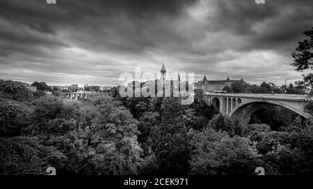 Noir et blanc photo du Luxubourg-Passerelle, du Pont Adolphe (Pont Adolphe) et du Vallé de la Pétrusse (Parc Petrusse) dans la ville de Luxubourg Banque D'Images