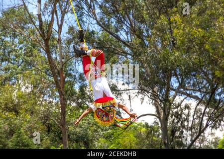 Culture mexicaine : la circulaire de Papantla - Homme pendu par les pieds à l'envers, effectuant un rituel volant Banque D'Images