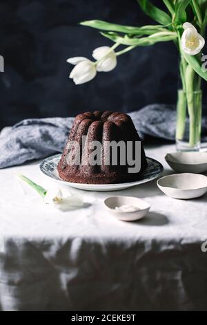 Gâteau au chocolat savoureux sur la table Banque D'Images