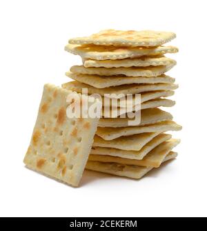 Pile de craquelins Saltine isolés sur fond blanc. Banque D'Images