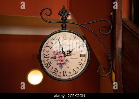 Horloge murale classique rétro avec fleurs Banque D'Images