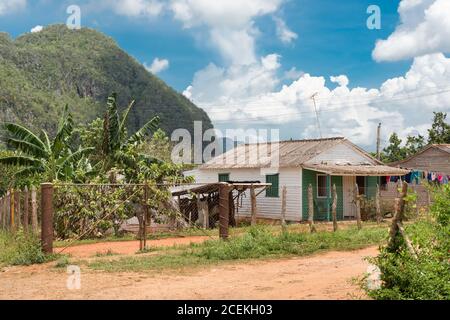 Maison en bois rustique typique de la vallée de Vinales à Cuba avec les montagnes juste derrière la maison Banque D'Images