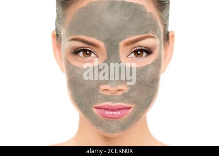 Masque d'argile traitement facial asiatique beauté femme. Bien-être et spa purifiant pelage masque visage portrait, isolé sur fond blanc. Nettoyage de la peau Banque D'Images