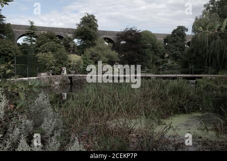 Viaduc de Charlton Road dominant les jardins de Kilver court, Shepton Mallet, Somerset, Royaume-Uni Banque D'Images