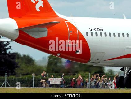 Dernier vol easyJet à destination de l'aéroport de Londres Southend avant la fermeture de la base par la compagnie aérienne, les familles easyJet et leurs amis font un adieu au dernier vol Banque D'Images