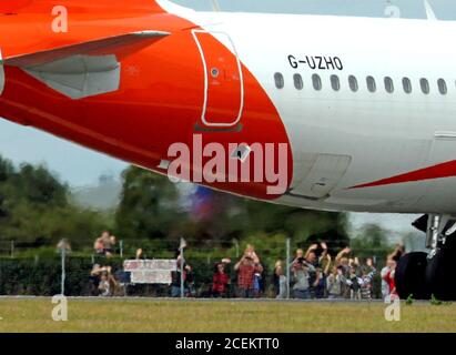 Dernier vol easyJet à destination de l'aéroport de Londres Southend avant la fermeture de la base par la compagnie aérienne, les familles easyJet et leurs amis font un adieu au dernier vol Banque D'Images