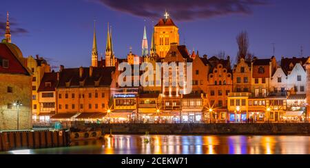 Vieille ville de Gdansk, Dlugie Pobrzeze, Bazylika Mariacka ou Eglise St Mary, Hôtel de ville et rivière Motlawa la nuit, Pologne Banque D'Images