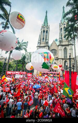 Sao Paulo, Brésil. 31 mars 2016. Des manifestants assistent à une manifestation en faveur de la présidente brésilienne Dilma Rousseff et de l'ancien président Luiz Inacio Lula da Silva à Sao Paulo, Brésil, le jeudi 31 mars 2016. Rousseff est actuellement confrontée à une procédure de destitution, son gouvernement étant confronté à une économie nationale en panne et à de multiples scandales de corruption. Lula da Silva a été lié à un scandale de corruption tentaculaire impliquant le géant pétrolier brésilien Petrobras. Le signe qu'il détient se lit dans la démocratie portugaise "vive! Brésil, transparence.' Credit: Cris Faga/ZUMA Wire/ZUMAPRESS.com/Alamy Live News Banque D'Images