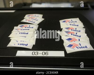 Boston, Massachusetts, États-Unis. 1er septembre 2020. Les électeurs du Commonwealth du Massachusetts se sont rendus en nombre record avec des bulletins de vote à distance ainsi qu'en personne lors du vote tôt et le jour de la primaire. Au bureau de vote du quartier 3-Cité 6, les électeurs ont reçu en personne un autocollant « J'ai voté ». Crédit : Sue Dorfman/ZUMA Wire/Alay Live News Banque D'Images