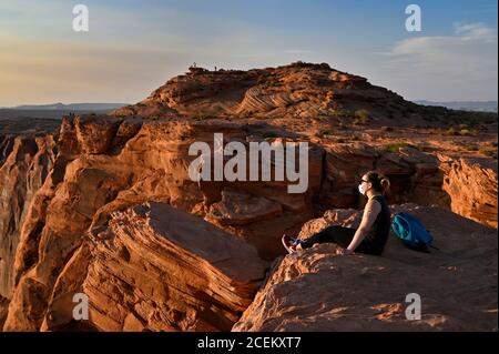 Glen Canyon National Recreation Area, Nevada, États-Unis. 31 août 2020. Le 31 août 2020, près de page, en Arizona, les visiteurs peuvent admirer le virage en fer à cheval inhabituel du fleuve Colorado depuis une vue et des falaises de 1,000 mètres au-dessus de la rivière. Le 270 Degree Horseshoe Bend est situé à 5 miles en aval du barrage de Glen Canyon et du lac Powell, et à l'intérieur de l'aire de loisirs nationale de Glen Canyon. Crédit : David Becker/ZUMA Wire/Alay Live News Banque D'Images