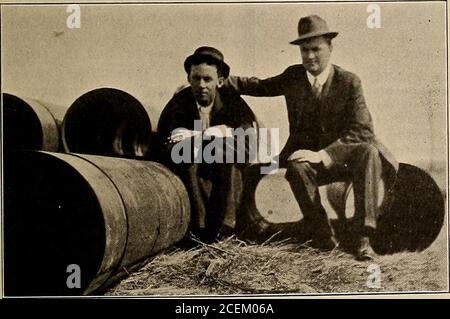 . Journal of Electricity. Ewell, directeur du ReclamationService depuis de nombreuses années, a été choisi par le Président pour être exécutiveOfficer en charge du développement de l'eau-énergie. Sous le termsof de la nouvelle loi sur l'énergie hydraulique de l'Administration, qui va bientôt être consoufée, cette position proposée porte un salaire de $10,000 ayear. Gerard Swope, vice-président de la Western ElectricCompany, recevra le quatrième ordre du mérite, avec le cordon mineur du Soleil levant, par l'empereur du Japon. Les décorations sont décernées, il est dit, en appréciation des services rendus vers l'avance de l'electrica Banque D'Images