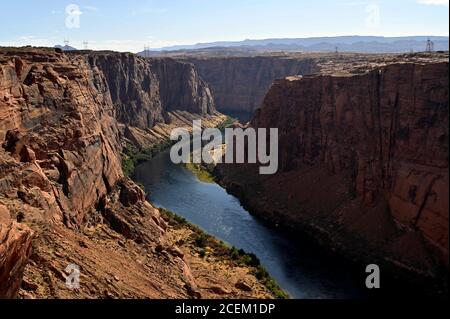 Glen Canyon National Recreation Area, Arizona, États-Unis. 31 août 2020. Le fleuve Colorado traverse Glen Canyon le 31 août 2020, près de page, en Arizona. La ville de page est devenue le point central du tourisme au barrage de Glen Canyon, au lac Powell, à Horseshoe Bend, tous dans l'aire de loisirs nationale de Glen Canyon. Crédit : David Becker/ZUMA Wire/Alay Live News Banque D'Images