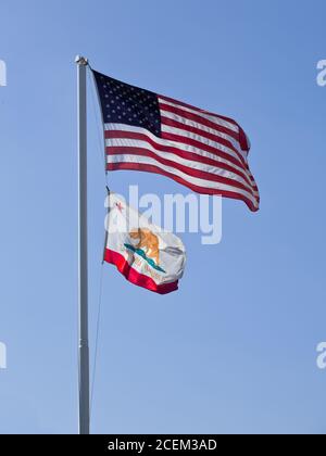 DRAPEAUX DES ÉTATS-UNIS et de la Californie en vol contre un ciel bleu Banque D'Images