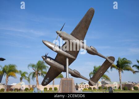Sculpture commémorative commémorant l'avion P39 Lightning de la Seconde Guerre mondiale. Banque D'Images