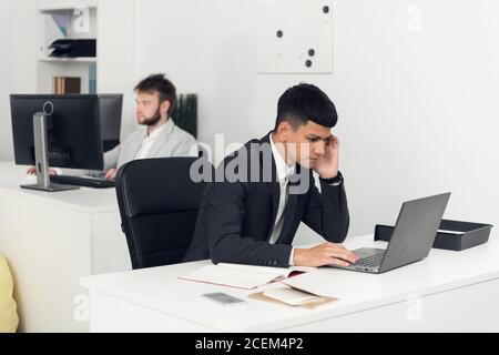 Conversations téléphoniques avec le client du service d'assistance informatique et Internet de l'entreprise. Employé au bureau. Banque D'Images