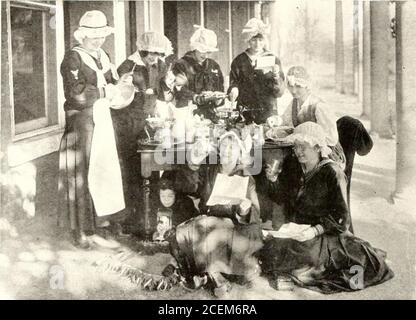 . Le Quaker. Stokes County Club peu. Mais chanceux officiers Ed. B. Carroll Président Grace Taylor Secrétaire membres Eugene DodsonRoger C. Kiser Charles R. CanSherley White membres honoraires Mme J. Spot Taylor, 81 M. T. Chilton. 95 D. Carroll. 07 Mary Taylor, 12 T. J. Covington, 11 H. A. Carroll. 14. Alpha Mu Sigma Club couleurs: Noir et or officiel Sarah Richardson, PresidentClarice Newlin. Vice-présidente Grace Taylor, SecretaryPauline Outland, Treasus m WO *lilfii£.--^ f^l.t Banque D'Images