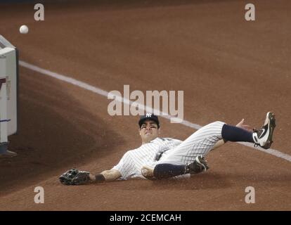 Bronx, États-Unis. 1er septembre 2020. New York Yankees Mike Tauchman glisse dans une tentative échouée de prendre une balle de foul dans le cinquième repas contre les Tampa Bay Rays au Yankee Stadium le mardi 1er septembre 2020 à New York City. Photo de John Angelillo/UPI crédit: UPI/Alay Live News Banque D'Images