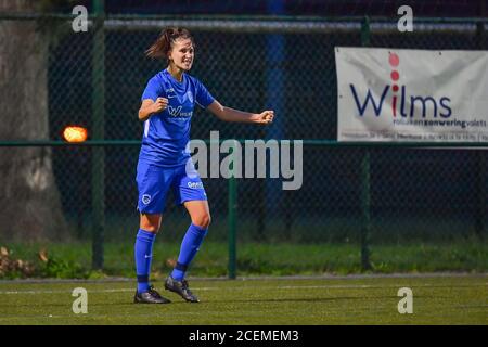 Gwen Duijsters (13) marque 1-1 et célèbre lors d'un match de football féminin entre KRC Genk Ladies et Sporting Charleroi le premier jour de match de la saison 2020 - 2021 de la Superligue des femmes belges , vendredi 28 août 2020 à Genk , Belgique . PHOTO SPORTPIX.BE | SPP | STIJN AUDOOREN Stijn Audooren | Sportpix.be | S Banque D'Images