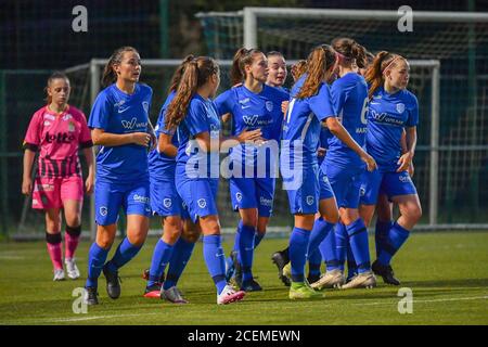 Gwen Duijsters (13) marque 1-1 et célèbre lors d'un match de football féminin entre KRC Genk Ladies et Sporting Charleroi le premier jour de match de la saison 2020 - 2021 de la Superligue des femmes belges , vendredi 28 août 2020 à Genk , Belgique . PHOTO SPORTPIX.BE | SPP | STIJN AUDOOREN Stijn Audooren | Sportpix.be | S Banque D'Images