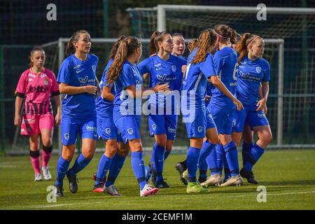 Gwen Duijsters (13) marque 1-1 et célèbre lors d'un match de football féminin entre KRC Genk Ladies et Sporting Charleroi le premier jour de match de la saison 2020 - 2021 de la Superligue des femmes belges , vendredi 28 août 2020 à Genk , Belgique . PHOTO SPORTPIX.BE | SPP | STIJN AUDOOREN Stijn Audooren | Sportpix.be | S Banque D'Images