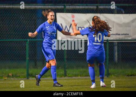 Gwen Duijsters (13) marque 1-1 et célèbre lors d'un match de football féminin entre KRC Genk Ladies et Sporting Charleroi le premier jour de match de la saison 2020 - 2021 de la Superligue des femmes belges , vendredi 28 août 2020 à Genk , Belgique . PHOTO SPORTPIX.BE | SPP | STIJN AUDOOREN Stijn Audooren | Sportpix.be | S Banque D'Images