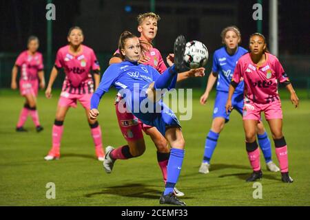 Gwen Duijsters (13) photographiée lors d'un match de football féminin entre KRC Genk Ladies et Sporting Charleroi le premier jour de match de la saison 2020 - 2021 de la SuperLeague belge des femmes , vendredi 28 août 2020 à Genk , Belgique . PHOTO SPORTPIX.BE | SPP | STIJN AUDOOREN Stijn Audooren | Sportpix.be | S Banque D'Images