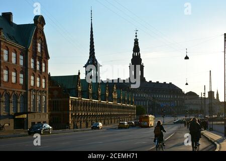 Copenhague, Danemark - 17 juin 2019 : les gens font du vélo devant le palais Christiansborg, siège du Parlement danois à Copenhague. Banque D'Images