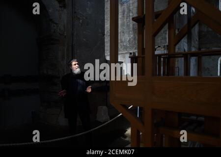 31 août 2020, Saxe-Anhalt, Halberstadt: Rainer O. Neugebauer, Président du Conseil d'administration de la Fondation d'orgue John cage Halberstadt, se dresse dans l'église Burchardi à côté de l'orgue, qui joue sans interruption la pièce musicale de John cage 'ORGAN2/ASLSP' depuis 2001. Il est éclairé par le soleil. Le morceau de musique est dit pour durer 639 ans. Le samedi 5 septembre 2020, le 14ème changement sonore du projet d'art d'orgue de John cage Halberstadt est prévu. En plus des cinq tubes précédents c'(16'), des'(16'), dis', ais' et e'', il y aura deux nouveaux tuyaux g Sharp Banque D'Images