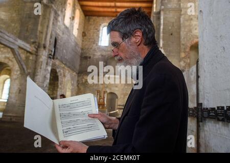 31 août 2020, Saxe-Anhalt, Halberstadt: Rainer O. Neugebauer, Président du Conseil d'Administration de la Fondation d'orgue John cage Halberstadt, tient entre ses mains le score de la pièce musicale 'ORGAN2/ASLSP' de John cage dans l'église Burchardi. Dans l'ancienne église, un orgue joue sans interruption ce morceau de musique depuis 2001. Il est dit à durer 639 ans. Le samedi 5 septembre 2020, le 14ème changement sonore du projet d'art d'orgue de John cage Halberstadt est prévu. En plus des cinq tubes précédents c'(16'), des'(16'), dis', ais' et e'', il y aura deux nouveaux pi Banque D'Images