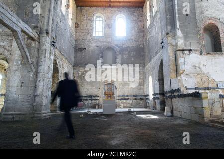 31 août 2020, Saxe-Anhalt, Halberstadt: Rainer O. Neugebauer, Président du Conseil d'Administration de la Fondation d'orgue John cage Halberstadt, traverse l'église Burchardi. À l'arrière-plan se trouve l'orgue, qui joue la pièce musicale de John cage 'ORGAN2/ASLSP' sans interruption depuis 2001. Il est dit à durer 639 ans. Le samedi 5 septembre 2020, le 14ème changement sonore du projet d'art d'orgue de John cage Halberstadt est prévu. En plus des cinq tuyaux précédents c'(16'), des'(16'), dis', ais' et e'', il y aura deux nouveaux tuyaux g pointés et e. Le son suivant est émis Banque D'Images