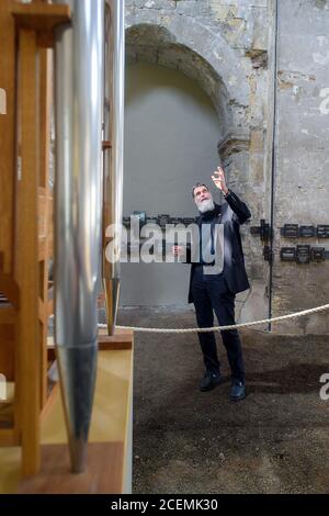 31 août 2020, Saxe-Anhalt, Halberstadt: Rainer O. Neugebauer, Président du Conseil d'administration de la Fondation d'orgue John cage Halberstadt se dresse dans l'église Burchardi à côté d'un orgue qui joue la pièce musicale de John cage 'ORGAN2/ASLSP' sans interruption depuis 2001. Le morceau de musique est censé durer 639 ans. Le samedi 5 septembre 2020, le 14ème changement sonore du projet d'art d'orgue de John cage Halberstadt est prévu. En plus des cinq tuyaux précédents c'(16'), des'(16'), dis', ais' et e'', il y aura deux nouveaux tuyaux g pointés et e. Le son suivant sera la Banque D'Images